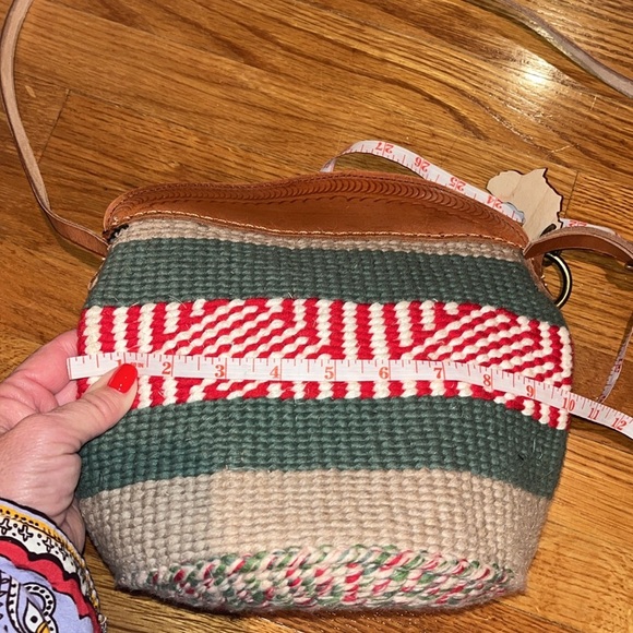Handmade in Africa bucket style woven crossbody bag - Picture 5 of 9